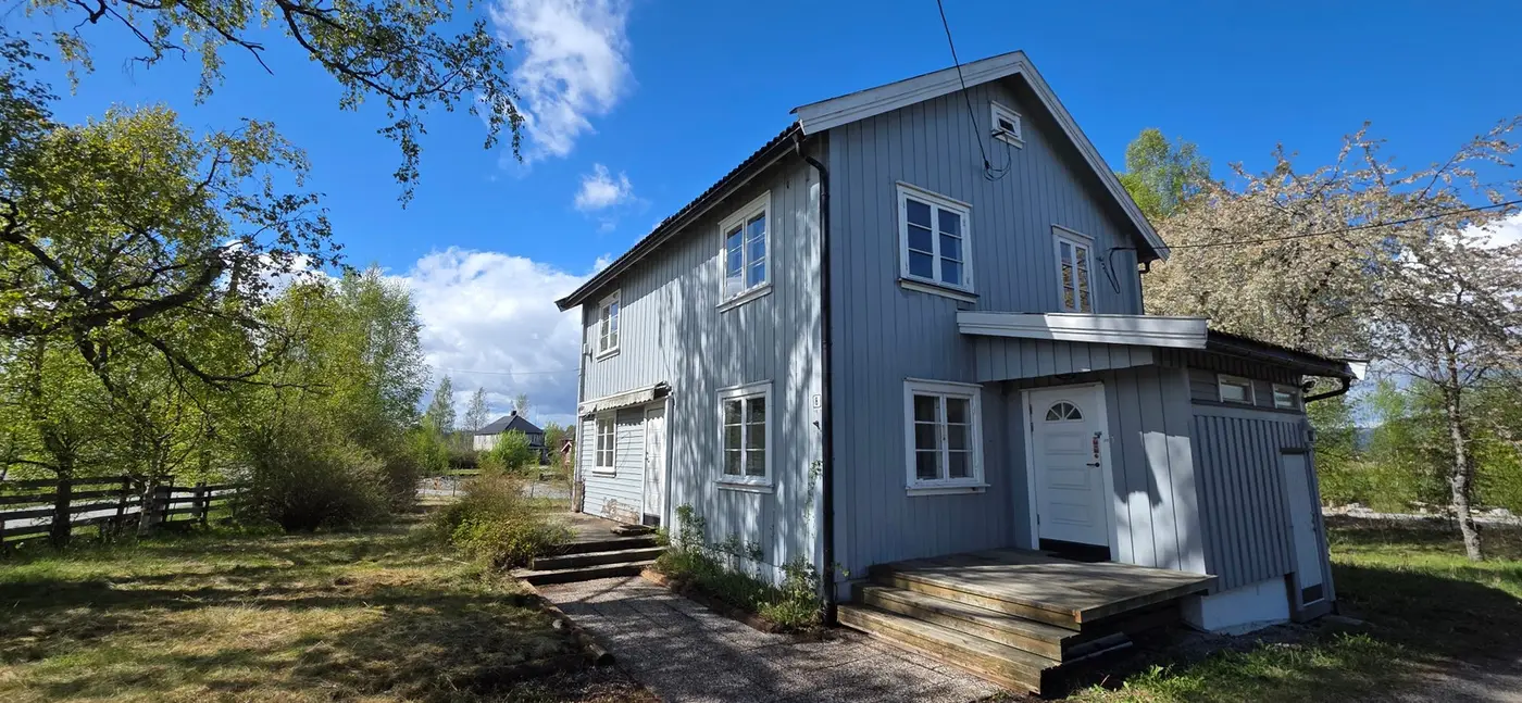 Sentral enebolig med 6 soverom, uthus og garasje